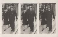 Fotografia de António de Spínola e Maria Helena Martin Monteiro de Barros caminhando pelas ruas de Lisboa