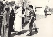 Fotografia de Francisco da Costa Gomes, cumprimentando um guineense, durante a visita às vilas de Teixeira Pinto e Pelundo, por ocasião da sua deslocação à Guiné