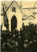 Fotografia de multidão junto ao jazigo de António José de Almeida no cemitério do Alto de S. João.