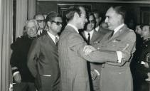 Fotografia de António de Spínola cumprimentando Bernardo de Sá Nogueira