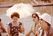 Fotografia de D. Maria Helena Monteiro de Barros, no Egipto, com um grupo de amigos