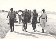 Fotografia de Francisco da Costa Gomes, acompanhado pelo Governador da Guiné, António de Spínola, visitando as vilas de Teixeira Pinto e Pelundo, por ocasião da sua deslocação à Guiné, entre 3 e 13 de Janeiro de 1973, para analisar in loco a situação político-militar da região