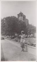 Fotografia de Maria Helena Martin Monteiro de Barros passeando durante as suas férias
