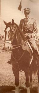 Fotografia de António de Spínola, no Hipódromo do Campo Grande, durante um concurso de hipismo