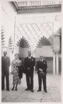 Fotografia de António de Spínola e Maria Helena Martin Monteiro de Barros, com amigos, durante uma visita a Almeria