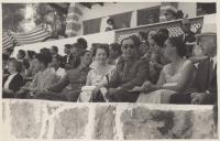 Fotografia de António de Spínola e Maria Helena Martin Monteiro de Barros assistindo a um concurso hípico