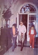 Fotografia publicada na Revista Gente de António de Spínola com a sua família, no Palace Hotel, no Buçaco