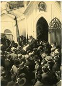 Fotografia de multidão junto ao jazigo de António José de Almeida no cemitério do Alto de S. João.