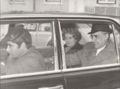 Fotografia de António de Spínola, ao lado de D. Maria Helena Monteiro de Barros, saindo de casa, na sequência da publicação do livro "Portugal e o Futuro"