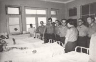 Fotografia de Francisco da Costa Gomes, num hospital, durante a visita ao CMDG e o Bat 12 realizada por ocasião da deslocação que efectuou à Guiné