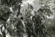 Fotografia de António de Spínola, na Guiné, na companhia de alguns oficiais