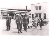 Fotografia de António de Spínola e D. Maria Helena Monteiro de Barros, com António Champalimaud, no Egipto