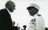 Fotografia de António de Spínola, na Guiné, conversando com Marcelo Caetano