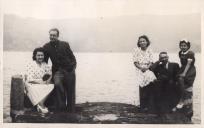 Fotografia de António de Spínola e Maria Helena Martin Monteiro de Barros, com amigos