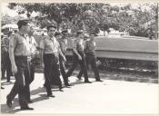 Fotografia de Francisco da Costa Gomes, visitando o Batalhão de Engenharia nº 447 e o BSM, por ocasião da sua visita à Guiné