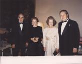 Fotografia de António de Spínola e Maria Helena Martin Monteiro de Barros na companhia do Mário Soares e Maria Barroso