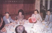 Fotografia publicada na Revista Gente de António de Spínola com familiares e colaboradores, no Palace Hotel, no Buçaco