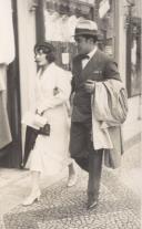 Fotografia de António de Spínola caminhando pelas ruas de Lisboa com Maria Helena Martin Monteiro de Barros
