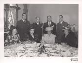Fotografia de António de Spínola e Maria Helena Martin Monteiro de Barros, com amigos no café-restaurante Tavares, em Lisboa