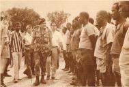 Fotografia de António de Spínola visitando um grupo de prisioneiros na ilha das Galinhas