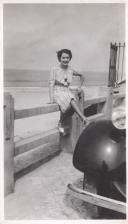 Fotografia de Maria Helena Martin Monteiro de Barros, junto a uma praia durante as suas férias