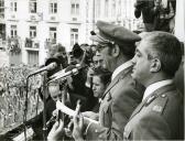 Fotografia de Costa Gomes, na varanda da Câmara Municipal de Lisboa, discursando por ocasião das cerimónias de comemoração do 64º aniversário da Implantação da República