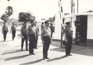 Fotografia de Francisco da Costa Gomes, visitando o Batalhão de Engenharia Nº 447 e o BSM, por ocasião da deslocação que efectuou à província da Guiné