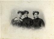 Fotografia de Maria Joana Queiroga de Almeida e irmãs