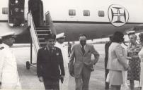 Fotografia de António de Spínola, no aeroporto de Bissau, com o Chefe do Estado-Maior General das Forças Armadas, Francisco da Costa Gomes