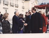 Fotografia de António de Spínola, em Espanha, cumprimentando o rei Juan Carlos I
