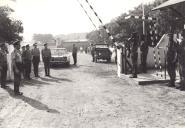 Fotografia de Francisco da Costa Gomes, visitando o Batalhão de Engenharia nº 447 e o BSM, por ocasião da deslocação que efectuou à Guiné