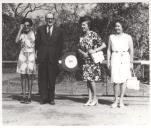 Fotografia de Maria Helena Martin Monteiro de Barros com Azeredo Perdigão, na Guiné