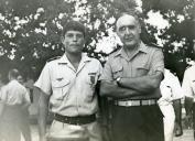 Fotografia de António de Spínola ao lado de um soldado, condecorado com a Medalha da Cruz de Guerra
