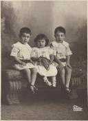 Fotografia de Maria Helena Monteiro Torres, em criança, com os dois irmãos