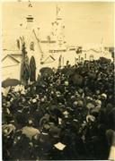 Fotografia de multidão junto ao jazigo de António José de Almeida no cemitério do Alto de S. João.
