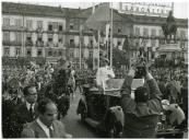 Fotografia de Américo Tomás e comitiva, na praça da Liberdade, no Porto.