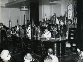 Fotografia de Américo Tomás discursando na sessão solene na Câmara Municipal da cidade da Beira, durante a visita de estado a Moçambique