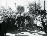 Fotografia do Presidente da República Américo Tomás saudando a população, por ocasião da visita efetuada ao distrito de Leiria