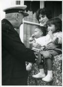 Fotografia de Américo Tomás cumprimentando duas crianças, por ocasião de uma visita efetuada a Óbidos
