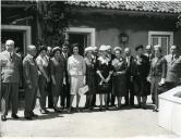 Fotografia de Américo Tomás, acompanhado por Gertrudes Rodrigues Tomás e Natália Rodrigues Tomás, recebendo as dirigentes da Cruz Vermelha Portuguesa, no Palácio de Belém