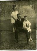 Fotografia de Américo Tomás, acompanhado pelos filhos de uma irmã de Gertrudes Ribeiro da Costa, durante uma visita à vila de Sintra