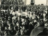 Fotografia de exibição de um grupo de Pauliteiros, por ocasião da inauguração da Barragem de Picote, em Picote.