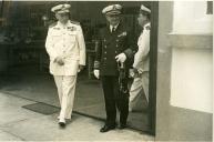 Fotografia de Américo Tomás por ocasião da sua visita ao galpão de máquinas do Centro de Instrução Almirante Wandenkolk (C.I.A.W.) da Marinha Brasileira