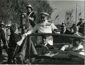 Fotografia de Américo Tomás circulando em cortejo automóvel em Lourenço Marques, por ocasião da visita de estado efetuada a Moçambique