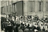 Fotografia de Américo Tomás, nos Estaleiros Navais do Alfeite, ao lado de Óscar Carmona, por ocasião da cerimónia do lançamento à água do navio-tanque “Sameiro”