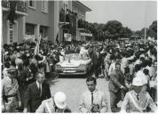 Fotografia de Américo Tomás seguindo em cortejo automóvel por ocasião de uma paragem em Henrique Carvalho, atualmente denominada Saurimo, com destino a Luanda, durante o regresso da visita de estado efetuada a Moçambique