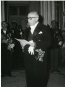 Fotografia de Américo Tomás discursando no Palácio de Queluz, presidindo à sessão solene de cumprimentos do Corpo Diplomático