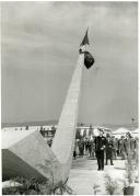 Fotografia de Américo Tomás no aeródromo de Alverca, descerrando o obelisco de honra aos pioneiros da aviação, por ocasião das cerimónias de encerramento das comemorações do cinquentenário da Força Aérea Portuguesa