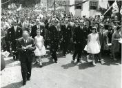 Fotografia de Américo Tomás e comitiva em Santa Comba Dão, por ocasião da sua ida para o Caramulo. 