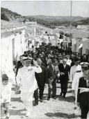 Fotografia de Américo Tomás saudando a população, por ocasião da visita oficial realizada ao Algarve, de 11 e 14 a julho de 1965